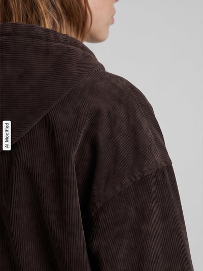 Frauenmodel trägt Regular Fit Bomberjacke aus Baumwoll-Mix Modell 'KENZIE' von ONLY in dunkelbrauner Cordoptik, Detailaufnahme, KI-modifiziertes Bild. Damen Bomberjacke / Blouson von ONLY