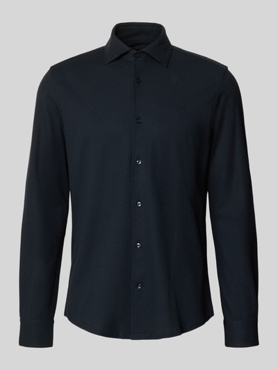 Produktfoto, schwarzes Slim Fit Business-Hemd mit Haifischkragen Modell 'Phil' von JOOP! COLLECTION aus reiner Baumwolle mit Strukturmuster und Label-Stitching, Größe 40: Rückenlänge 80 cm, Schulterbreite 42 cm, Ärmellänge 72 cm.