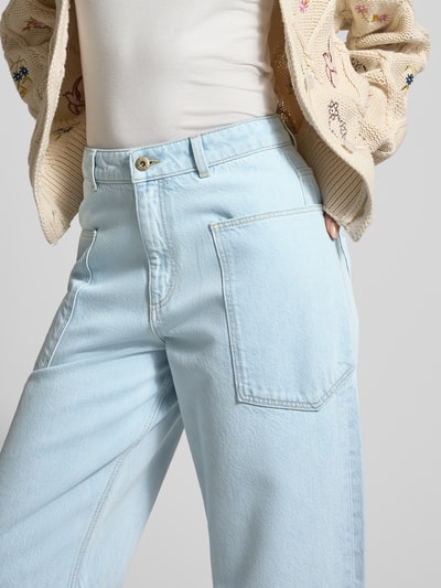 Frauenmodel trägt Barrel Fit Jeans mit aufgesetzten Taschen von Jake*s Casual in hellblau, reine Baumwolle, Nahaufnahme Hüfte.