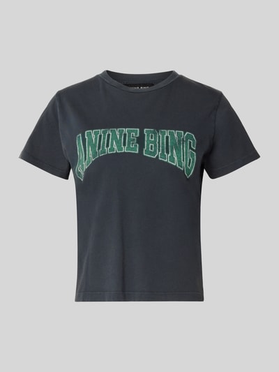 Productfoto, Regular Fit T-Shirt aus reiner Baumwolle van Anine Bing, donkergrijs met groene labelprint, puur katoen, ronde hals, kort mouw, ruglengte maat S: 50 cm