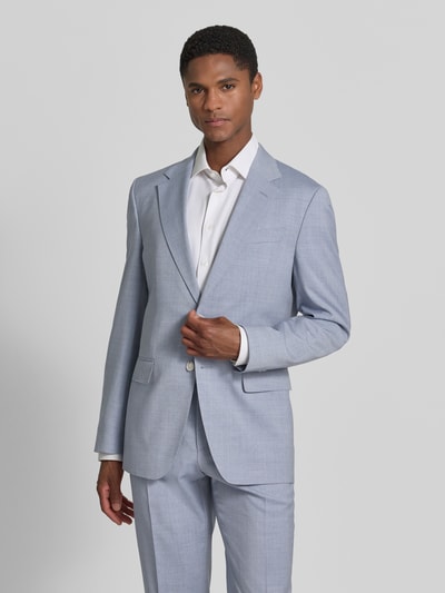 Männermodel trägt hellblauen Slim-Fit Anzug aus reiner Schurwolle Modell 'H-HUGE-2PCS-263' von BOSS, Herren, Nahaufnahme Oberkörper.