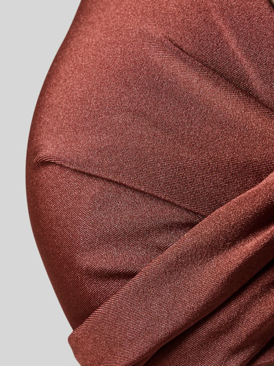 Frauenmodell trägt Bikini-Oberteil mit V-Ausschnitt Modell 'Isla' von Barts aus Material-Mix mit Stretch-Anteil, Detailaufnahme.