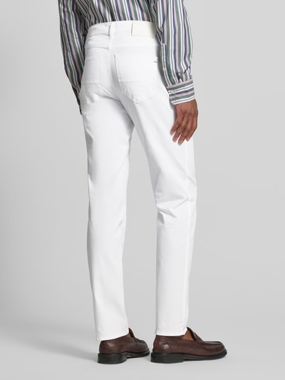 Männermodel trägt Slim Fit Stoffhose mit Lyocell-Anteil Modell 'Cadiz' von BRAX, weiß, 5-Pocket-Design, Ganzkörperansicht Rückansicht. Herren Stoffhose, Baumwoll-Lyocell-Anteil, Knopf-Reißverschluss, Bundweite 107 cm, Innenbeinlänge 81 cm, Größe 32/32.