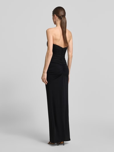 Frauenmodel trägt Slim Fit Abendkleid mit Raffungen Modell 'Rendall' von Forever New, Elastischer-Material-Mix, Schulterfrei, Mesh, Corsett-Top, schwarzer Ton, glatte Textur, Rückenlänge bei Größe 36: 127 cm, Brustweite bei Größe 36: 28 cm, Ganzkörperansicht Rückansicht.