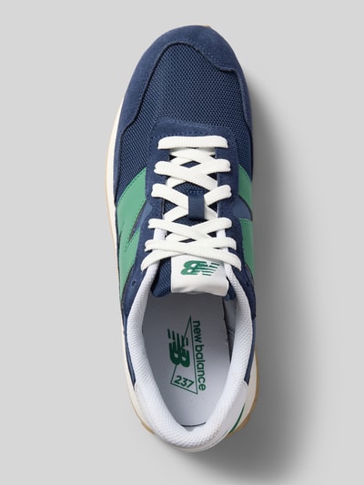 Produktfoto, Sneaker mit Logo-Detail von New Balance, blaue und grüne Farben, strukturierte Sohle, abgerundete Form, Schnürverschluss, Absatzhöhe 2 cm, Schafthöhe 8 cm, Schaftweite 9 cm