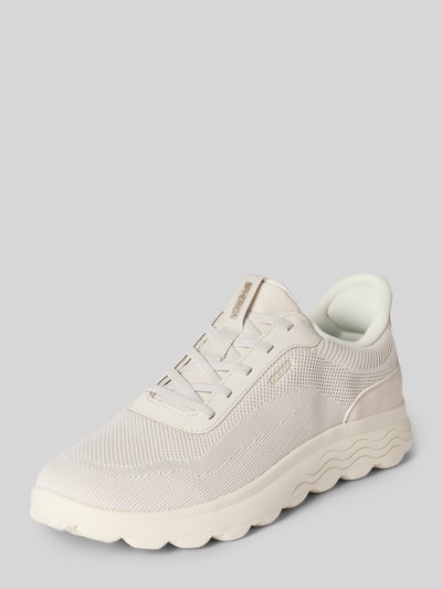 Produktfoto, Slip-on-Sneaker mit profilierter Sohle Modell 'SPHERICA' von Geox, beige Farbtöne, abgerundete Spitze, strukturierte Oberfläche, Schlupfform, Größenangaben: Absatzhöhe 5 cm, Schafthöhe 8 cm, Schaftweite 7 cm.