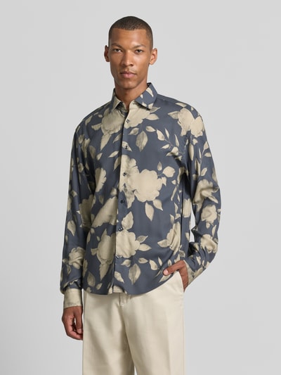 Männermodel trägt dunkelblaues Loose Fit Freizeithemd aus reiner Viskose Modell 'JSH-277Miles' von JOOP! mit beigefarbenem Blumenmuster, Herren Freizeithemd von JOOP! COLLECTION, Ganzkörperansicht von vorne.