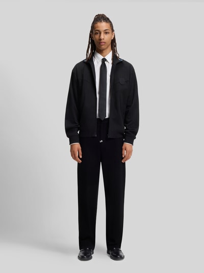 Männermodel trägt Slim Fit Freizeithemd aus Baumwoll-Mix Modell 'ERMO' von HUGO, unifarben, Kentkragen, Ganzkörperansicht von vorne.