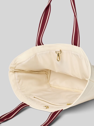 Produktfoto, Shopper aus reiner Baumwolle Modell 'Robinson' von VARLEY mit Hauptfach, Karabinerverschluss, Reißverschlussfach, Motiv-Stickereien, Label-Details, lange Tragehenkel, cremefarbene Stoff-Textur, goldene Metall-Details, innen gefüttert.