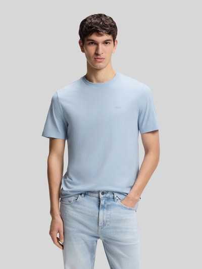 Männermodel trägt Regular Fit T-Shirt aus reiner Baumwolle Modell 'Thompson 01' von BOSS in Optik: Unifarben, Label-Schriftzug, Rundhals, Kurzarm, gerade, Materialverarbeitung: Jersey, Nahaufnahme Oberkörper.