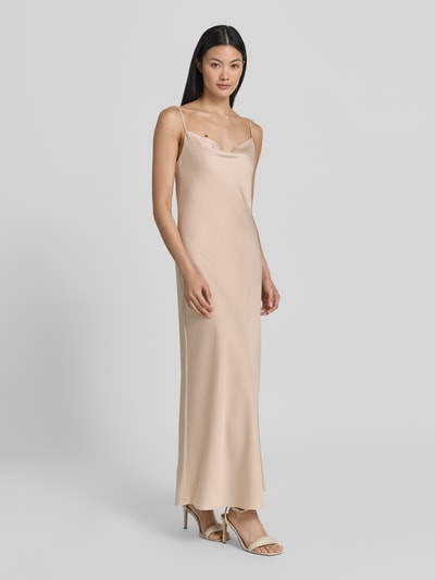 Frauenmodel trägt Cocktailkleid aus Satin mit Wasserfall-Ausschnitt von Jake*s Cocktail, Gerader-Schnitt, Midikleid, Spaghettiträger, cremefarbener Ton, glatte Oberfläche, Ganzkörperansicht von vorne. Rückenlänge bei Größe 36: 128 cm, Brustweite bei Größe 36: 33 cm.