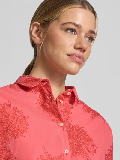 Frauenmodel trägt Regular Fit Bluse mit Stitchings Modell 'LUCY' von 0039 Italy aus reiner Baumwolle, Nahaufnahme Oberkörper.