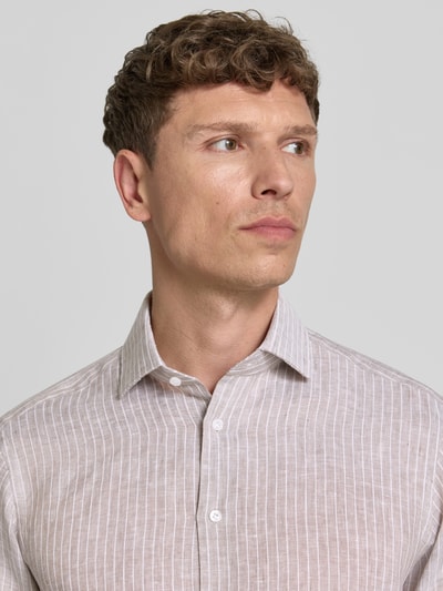 Männermodel trägt Regular Fit Leinenhemd mit Kentkragen von Christian Berg Men, feine Streifen, Knopfleiste, Reine Leinen, Nahaufnahme Oberkörper.
