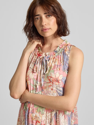 Frauenmodel trägt Midikleid aus Viskose mit Schnürung Modell 'Gi44naa' von ZABAIONE, florales Muster, Allover-Look, Nahaufnahme Oberkörper.