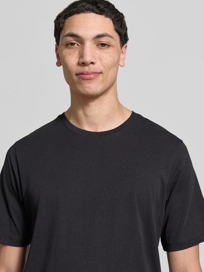 Männermodel trägt T-Shirt mit Rundhalsausschnitt von Jack & Jones, reine Baumwolle, Regular Fit, schwarz, Nahaufnahme Oberkörper.