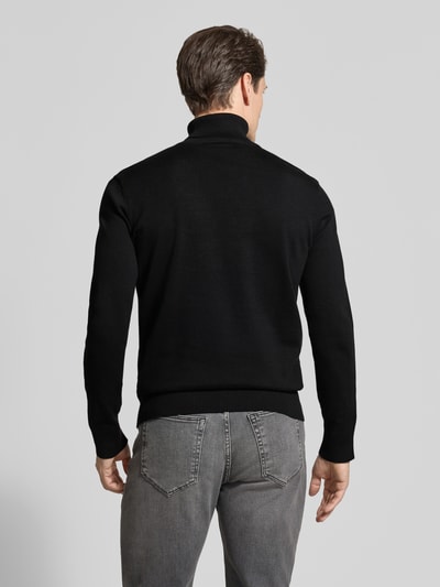 Männermodel trägt Regular Fit Rollkragenpullover aus reiner Baumwolle von Tom Tailor Denim, Optik: Unifarben, Feinstrick, Ganzkörperansicht Rückansicht.