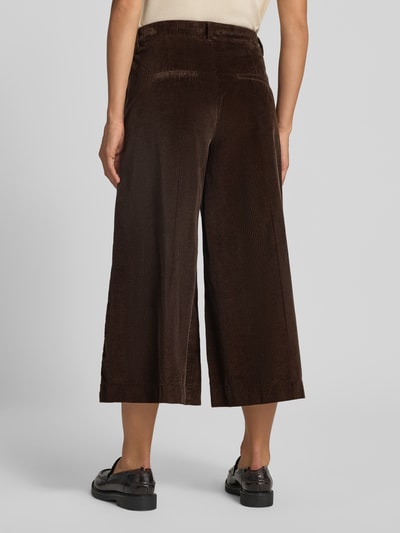 Frauenmodel trägt Weite Hose aus reiner Baumwolle Modell 'MELLI S' von Brax in Dunkelbraun, breite Beine, Cordoptik, Ganzkörperansicht Rückansicht, Damen Weite Hose von Brax.