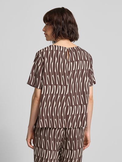 Vrouwenmodel draagt Regular Fit blouse uit viscose model 'Ferona bamboo' van OPUS met all-over look, ronde hals, rugknoopsluiting, ruglengte 56 cm, mouwlengte 22 cm, bruin met beige grafisch patroon, textuur glad, detailopname rugaanzicht.