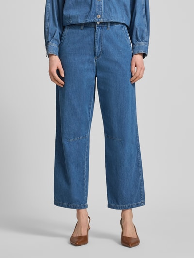 Frauenmodel trägt Straight Fit Jeans in verkürzter Passform Modell 'Estelle' von JOOP!, Reine Baumwolle, Eingriff- und Gesäßtaschen, Knopf- und Reißverschluss, mittleres Blau, glatte Denim-Textur, Ganzkörperansicht von vorne.