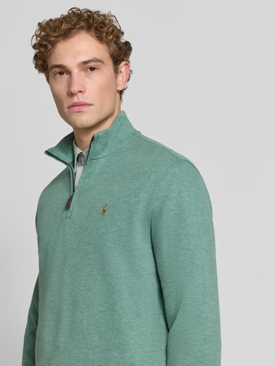Männermodel trägt Relaxed Fit Troyer aus reiner katoen van Polo Ralph Lauren in lichtgroen, structuur effen, Nahaufnahme Oberkörper.