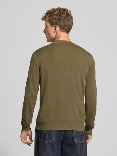Männermodel trägt Regular Fit Pullover aus reiner Baumwolle Modell 'San Celio-C' von HUGO, grün, glatte Textur, Herren Pullover, Ganzkörperansicht Rückansicht