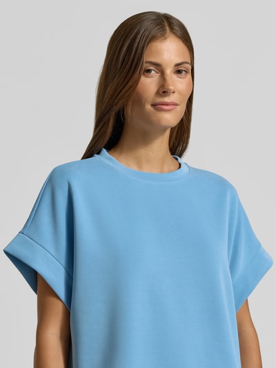 Frauenmodel trägt T-Shirt mit elastischen Abschlüssen von Rich & Royal in Hellblau, Rundhalsausschnitt, Modal-Mix mit Stretch, Nahaufnahme Oberkörper.