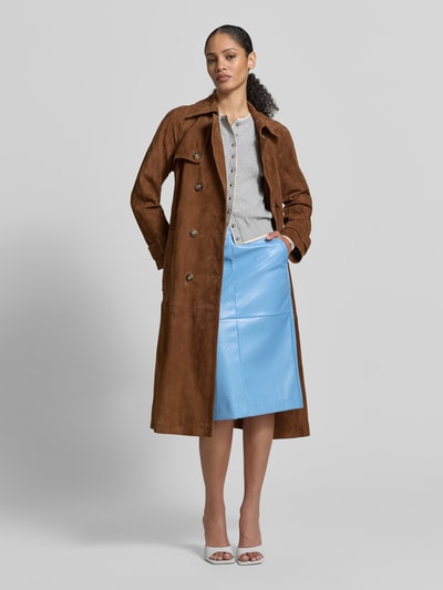 Frauenmodel trägt Knielanger Rock mit Nahtreißverschluss von Jake*s Collection, gerader Schnitt, knielang, hellblau, Ganzkörperansicht von vorne.