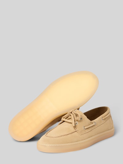 Produktfoto, Schnürschuhe aus echtem Leder von Copenhagen, beżowy kolor, zaokrąglony kształt, sznurowanie, strukturalna podeszwa, wysokość obcasa 2 cm, wysokość cholewki 6 cm, szerokość w rozmiarze 40: 12 cm