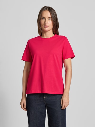 Frauenmodel trägt T-Shirt mit geripptem Rundhalsausschnitt Modell 'NORA' von Vila, Baumwoll-Elasthan-Mix, lockerer Schnitt, Ganzkörperansicht von vorne.