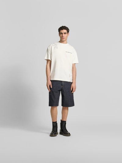 Männermodel trägt Relaxed Fit T-Shirt aus Baumwoll-Mix von Don't Waste Culture mit Rundhalsausschnitt und Motiv-Print, Ganzkörperansicht von vorne.