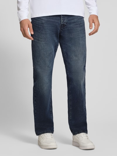 Männermodel trägt Straight Fit Jeans aus reiner Baumwolle Modell 'EDGE' von ONLY, dunkelblaue Waschung, Herren Wide & Loose Fit Jeans, Ganzkörperansicht von vorne.