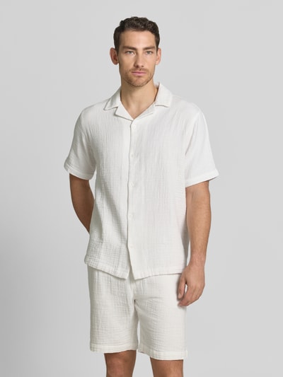 Männermodel trägt Relaxed Fit Freizeithemd mit Strukturmuster von Lindbergh aus Reiner Baumwolle, Weiß, Reverskragen, Kurzärmelig, Knopfleiste, Ganzkörperansicht von vorne.
