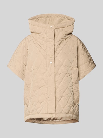 Produktfoto, Cape mit Steppnähten und Eingrifftaschen von Copenhagen Muse in Beige, entspannte Passform, sichtbar strukturierte Steppnähte