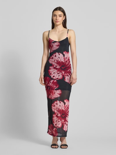 Frauenmodel trägt Schmales Freizeitkleid mit Allover-Muster Modell 'MAGDA' von Only in floraler Optik, Midi-Länge, Chiffon, Ganzkörperansicht von vorne.