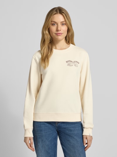 Vrouwenmodel draagt Sweatshirt met Labelprint en ronde hals van Scotch & Soda, puur katoen, regular fit, crèmekleur, Ganzkörperaanzicht van voren.