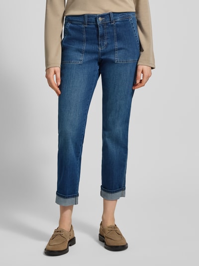 Vrouwenmodel draagt Jeans in verkorte pasvorm met omslag Model 'Darlene Urban' van Angels, katoenmix met stretch, steekzakken, volledige lengte vooraan, binnenbeenlengte maat 36/30: 73 cm, bandwijdte 39 cm. Ganzekörperaanzicht van voren.