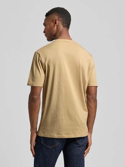 Männermodel trägt Regular Fit T-Shirt aus reiner Baumwolle Modell 'DERO222' von HUGO in Beige, glatte Jersey-Struktur, Ganzkörperansicht Rückansicht.