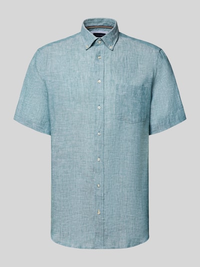 Produktfoto, Regular Fit Freizeithemd aus Leinen von Christian Berg Men, czysty len, krój regular fit, kołnierzyk typu button down, listwa guzikowa, brustasza, design z krótkim rękawem, długość tyłu w rozmiarze M: 83 cm, szerokość w rozmiarze M: 42 cm, długość rękawów w rozmiarze M: 27 cm, jasnoniebieski melanż, delikatna faktura lnu