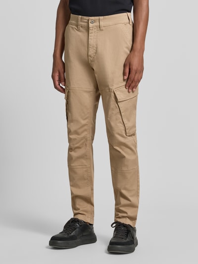 Männermodel trägt Straight Fit Cargohose aus Baumwoll-Mix von MCNEAL in Beige mit aufgesetzten Taschen, Ganzkörperansicht von vorne. Elastischer material-Mix, Eingriff- und Gesäßtaschen, Knopf- und Reißverschluss, Bundweite bei Größe M: 45 cm, Innenbeinlänge bei Größe M: 80 cm.