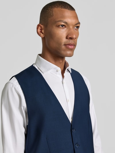 Männermodel trägt Weste mit V-Ausschnitt und Paspeltaschen von HECHTER PARIS in Dunkelblau, glatte Struktur, Nahaufnahme Oberkörper, Regular Fit.