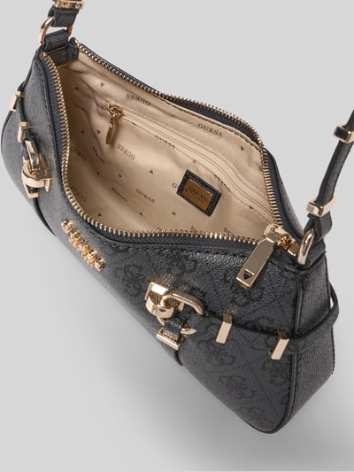 Produktfoto, Handtasche mit Logo-Muster Modell 'LEONA' von Guess, główna przegroda z zamkiem błyskawicznym, aplikacja z metką, uchwyt, szerokość w rozmiarze 1: 28 cm, długość w rozmiarze 1: 15 cm, głębokość w rozmiarze 1: 6 cm, długość paska na ramię w rozmiarze 1: 60 cm, kolory czarny i złoty, tekstura skóry saffiano.
