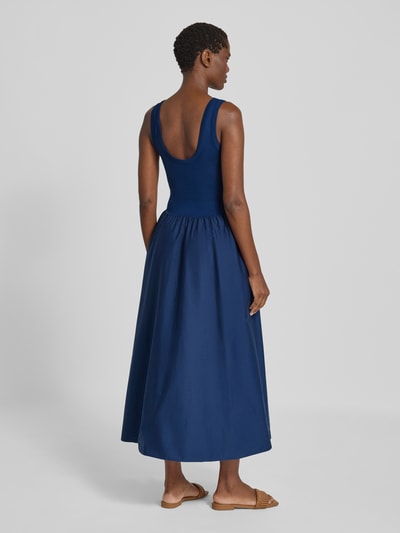 Kobiece modelka nosi Fit and Flare Freizeitkleid aus Viskose-Mix von Polo Ralph Lauren w kolorze ciemnoniebieskim, gładka tekstura, sukienka casualowa, widok całej sylwetki z tyłu.