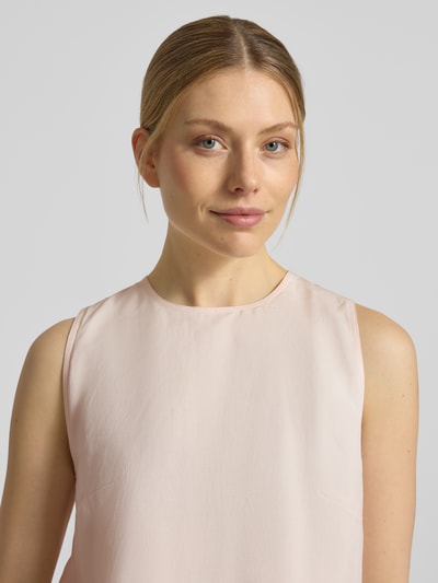 Frauenmodel trägt Blusentop mit offenem Rücken Modell 'BLINY' von BOSS, unifarben, Lyocell-Leinen-Mix, Nahaufnahme Oberkörper.