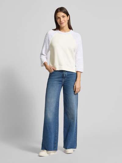 Frauenmodel trägt Relaxed Fit Pullover mit Strick-Besatz von Marc Cain, cremefarben, Baumwoll-Mix, Rundhalsausschnitt, elastischer Abschluss, Ganzkörperansicht von vorne.