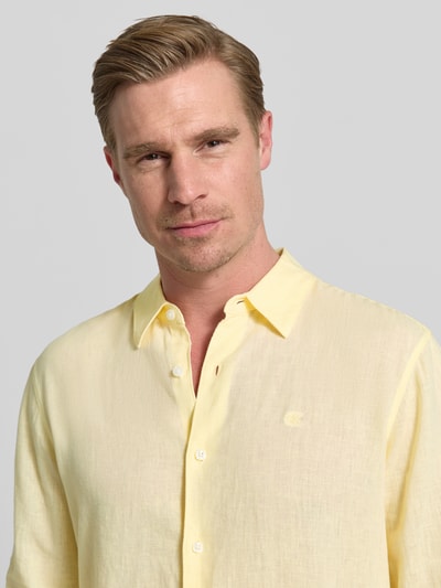 Männermodel trägt Regular Fit Freizeithemd aus Leinen-Lyocell-Mix von CK Calvin Klein, Optik: Unifarben, Nahaufnahme Oberkörper.