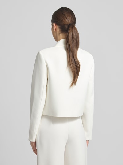 Frauenmodel trägt Blazer mit Viskose-Anteil Modell 'Leonie' von GUIDO MARIA KRETSCHMER WOMAN in Weiß, Elastischer-Material-Mix, Ganzkörperansicht Rückansicht.