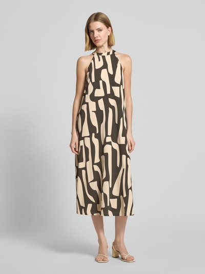 Frauenmodel trägt Midikleid im Allover-Look Modell 'Wina dune' von OPUS, abstraktes Muster in Beige und Dunkelbraun, A-Linie, Ganzkörperansicht von vorne. Viskose-Elasthan-Mix, Neckholder, rückseitiger Knopfverschluss, Rückenlänge 120 cm, Brustweite 49 cm bei Größe 36.