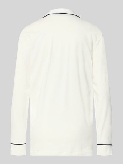Frauenmodel trägt Regular Fit Pyjama-Oberteil mit Brusttasche von Christian Berg Woman aus Baumwoll-Modal-Mix in Creme, Ganzkörperansicht Rückansicht.