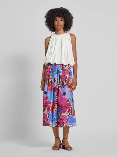 Frauenmodel trägt Midirock im Allover-Look mit elastischem Bund von Christian Berg Woman Selection aus Reine Baumwolle, A-Linie, bunte florale Farben, strukturierte Stoffoberfläche, Ganzkörperansicht von vorne.