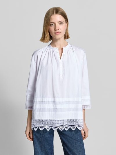 Frauenmodel trägt Oversized Bluse mit Lochspitze von Polo Ralph Lauren, weiße Baumwolle, unifarben, Rundhals, 3/4-Arm, Ganzkörperansicht von vorne.